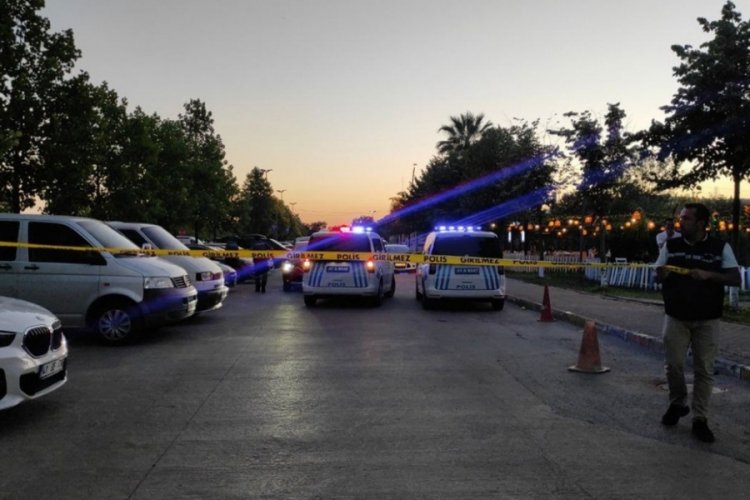 Silahla vurulan kişi, terliği ve arabasını bırakıp yaralı halde koşarak ka&ccedil;tı