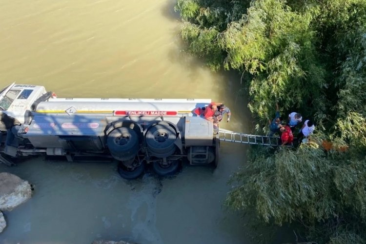 Mersin'de tanker dereye yuvarlandı