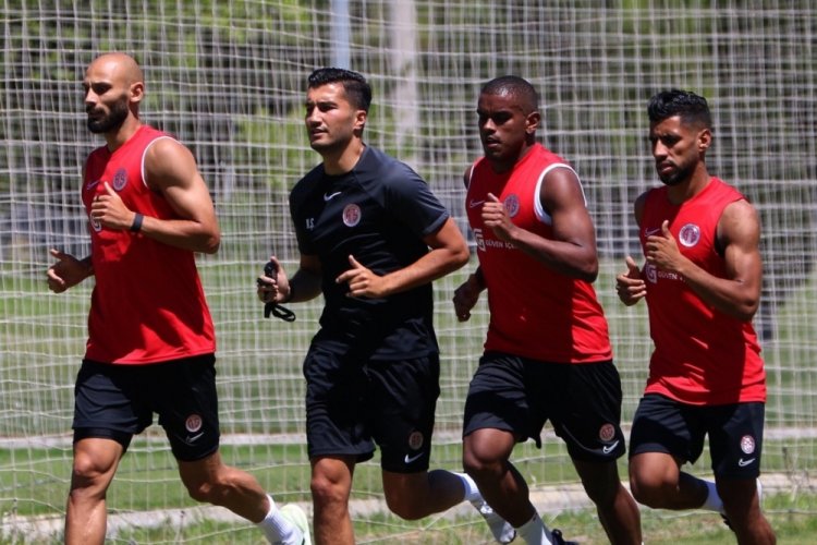 Antalyaspor'da Fredy ve Luiz Adriano kampa katılıyor
