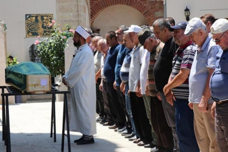 Oğlunun ateşe verdiği evde yanan kadın, yaşam m&uuml;cadelesini kaybetti