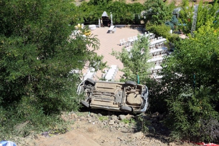 Şarampole devrilen otomobilde 4 kişi yaralandı