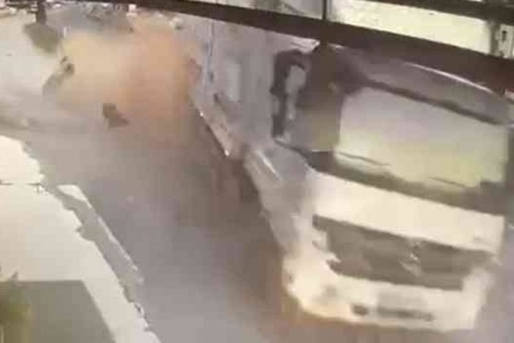 Yalova'da yoldan &ccedil;ıkan kamyon 2 araca &ccedil;arptı