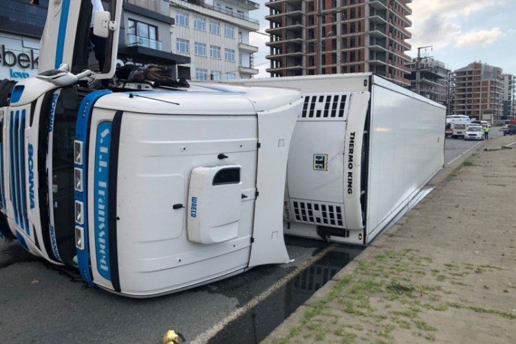 Pikap ile &ccedil;arpışan dinamit y&uuml;kl&uuml; tır devrildi