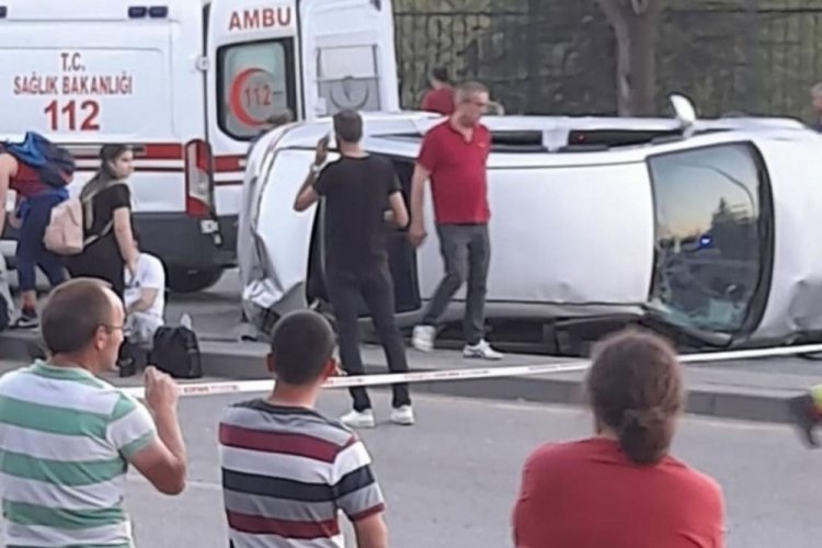 Başkentte otomobil otob&uuml;s durağına daldı: &Ccedil;ok sayıda yaralı var