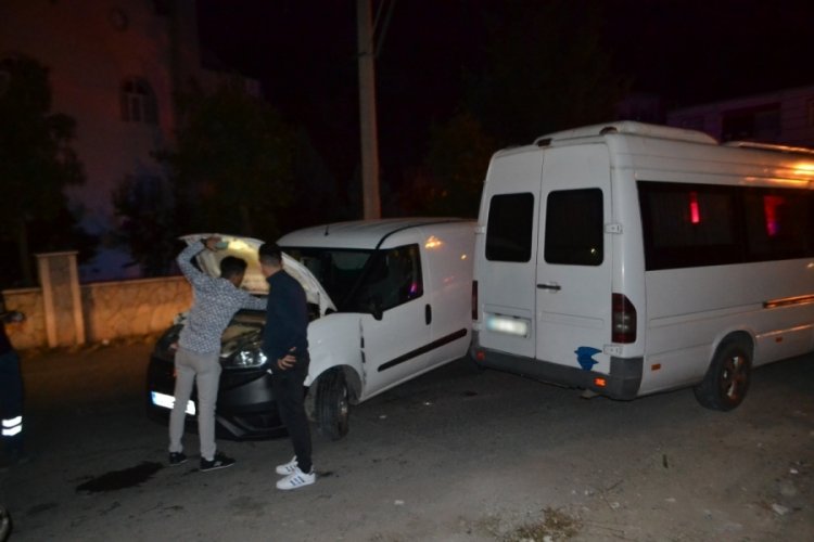 Alkoll&uuml; s&uuml;r&uuml;c&uuml; iş&ccedil;i servisine &ccedil;arptı