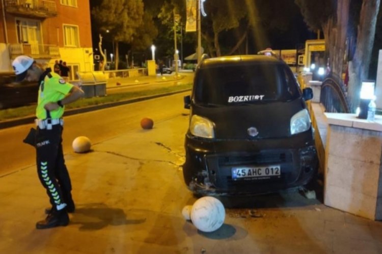 Manisa'da fren yerine gaza basan yolcu şehitlik duvarına &ccedil;arptı