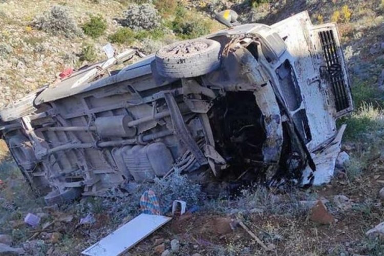 Konya'da tarım iş&ccedil;ilerini taşıyan minib&uuml;s devrildi: 2 &ouml;l&uuml;, 17 yaralı