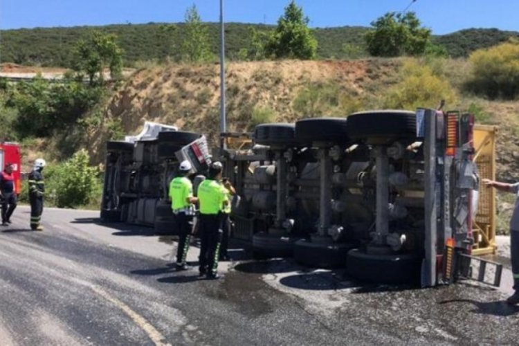 Kimyasal madde taşıyan TIR devrilince b&uuml;y&uuml;k panik yaşandı
