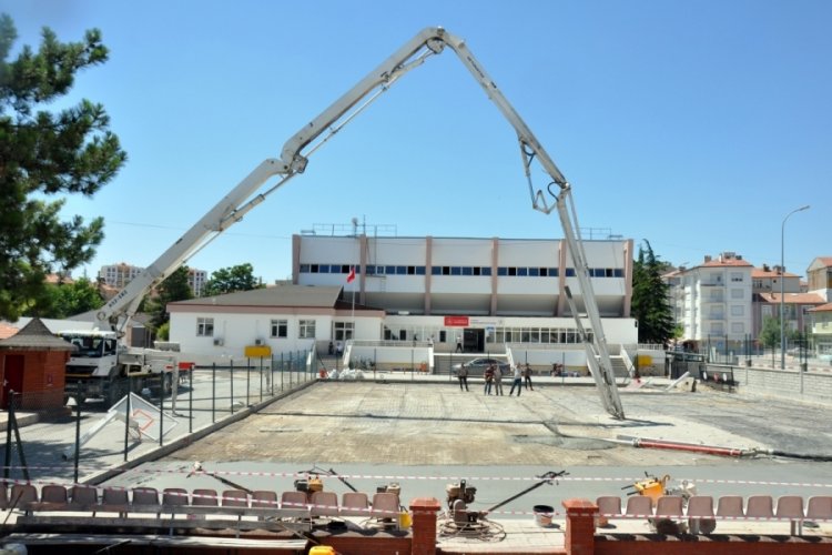 Karaman'da beton mikserinden kopan par&ccedil;a iş&ccedil;inin başına d&uuml;şt&uuml;