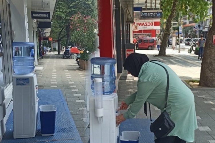 Orhangazi'de giyim mağazası vatandaşlara su ikram ediyor