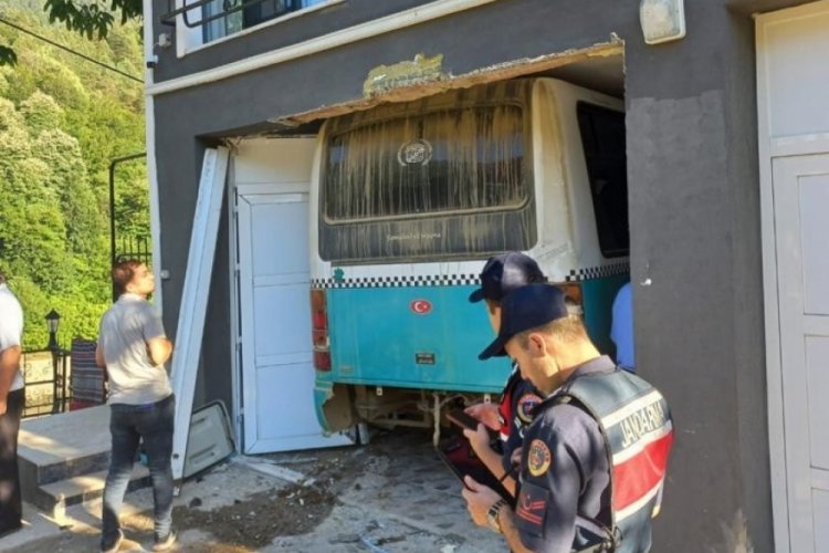 Bartın'da freni patlayan iş&ccedil;i servisi eve girdi