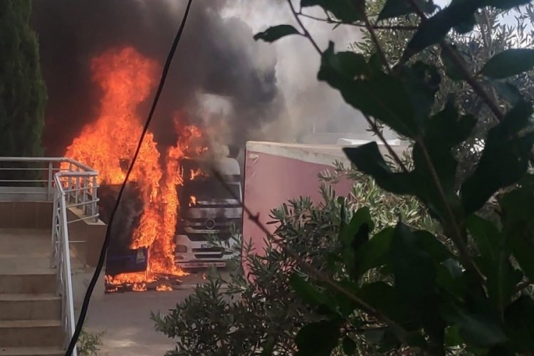 Mardin'de tır alevlere teslim oldu, 2 kişi yaralandı