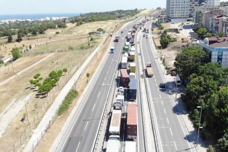 Ambarlı Liman yolunda bayram &ouml;ncesi tır kuyruğu oluştu