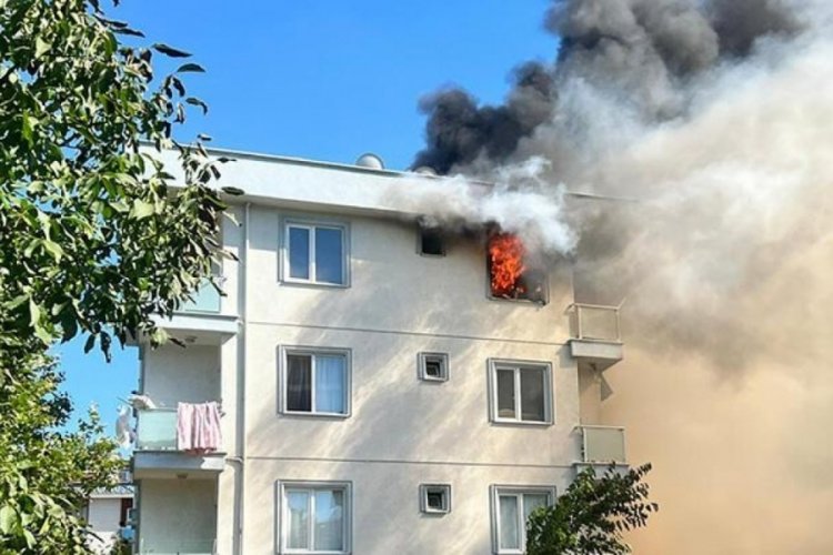 İstanbul Sancaktepe'de arazi yangını binaya sı&ccedil;radı: 3 itfaiye eri hastaneye kaldırıldı