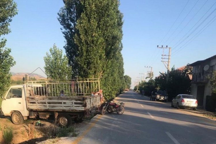 Manisa'da kamyonet ile motosiklet &ccedil;arpıştı