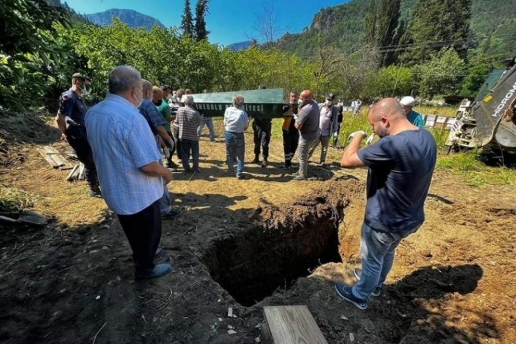 Kastamonu'dan Sinop'a kadar s&uuml;r&uuml;klenen cenaze tekrar defnedildi