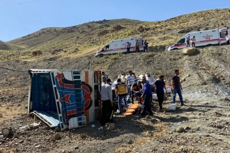 G&ouml;&ccedil;erleri taşıyan kamyonet şarampole yuvarlandı: &Ccedil;ok sayıda yaralı var