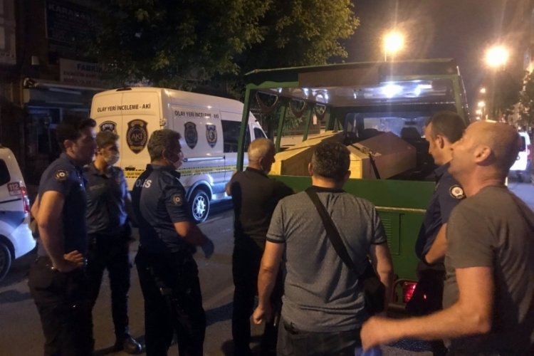 Annesinin boğazını bı&ccedil;akla keserek &ouml;ld&uuml;rd&uuml;