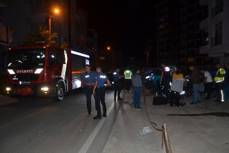 Takla atan otomobilden burunları bile kanamadan &ccedil;ıktılar