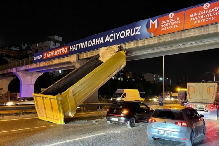 Kamyonunun a&ccedil;ılan dorsesi &uuml;st ge&ccedil;ide takılı kaldı