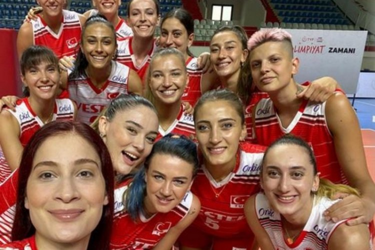 Başarılı voleybolcu Ay&ccedil;a Ayka&ccedil;'a evlenme teklifi