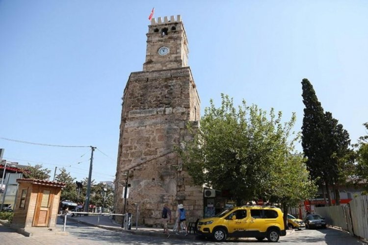 Tarihi Saat Kulesi'nin saati &ccedil;alındı: Orijinalinin yerine plastik saat takılmış