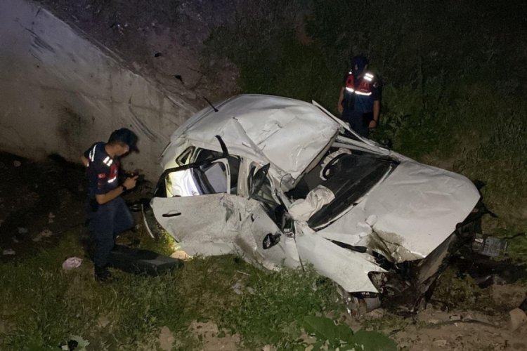 Alt ge&ccedil;it duvarına &ccedil;arpan otomobildeki aile yaralandı
