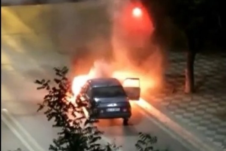 Eskişehir'de ara&ccedil; yol ortasında alev aldı