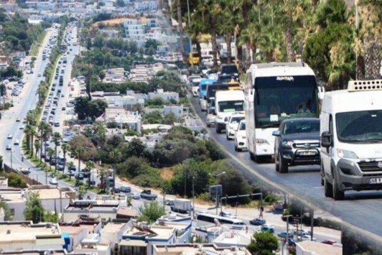 Bodrum'a tatilci akınına uğradı! Sahillerde adım atacak yer yok