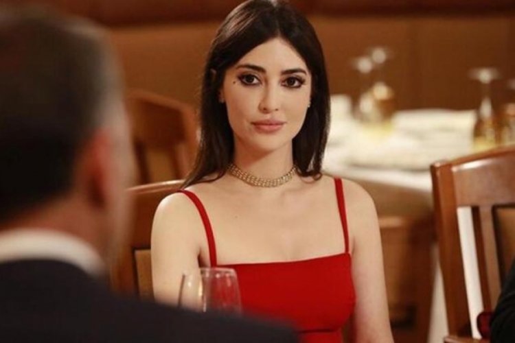 Melike İpek Yalova yırtma&ccedil;lı siyah elbisesiyle g&ouml;z doldurdu