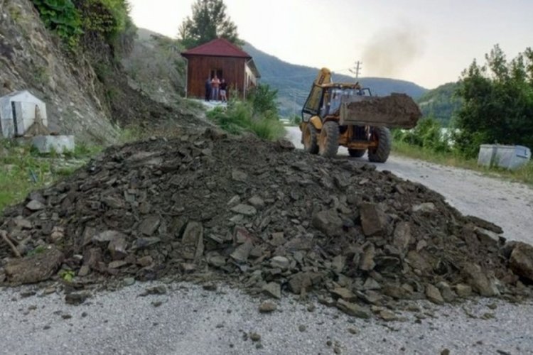 Arazisinden ge&ccedil;en yolu kapattı: Erfelek Şelaleleri ziyarete kapatıldı