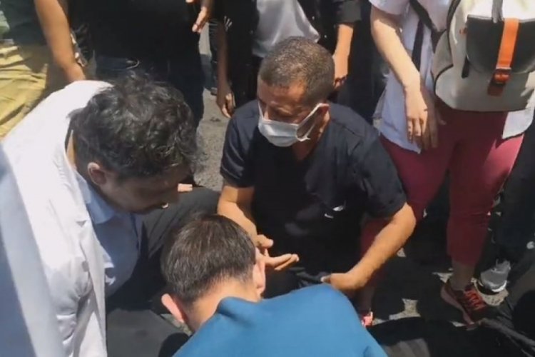 Y&uuml;r&uuml;y&uuml;şe m&uuml;dahale eden polis fenalaşınca eylemdeki doktorlar m&uuml;dahale etti!