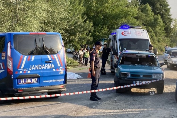 Motosikletli emekli &ouml;ğretmen, kazada hayatını kaybetti