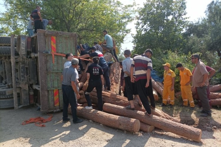 Tomruk y&uuml;kl&uuml; kamyon devrildi: 1 &ouml;l&uuml;, 2 yaralı