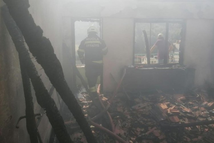 &Ccedil;atı yangınında 2 ev kullanılamaz hale geldi