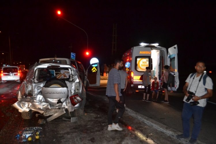 Bir tır kırmızı ışıkta bekleyen 8 aracı bi&ccedil;ti: 10 yaralı