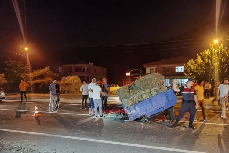 Gurbet&ccedil;inin otomobili trakt&ouml;rle &ccedil;arpıştı: &Ouml;l&uuml; ve yaralılar var