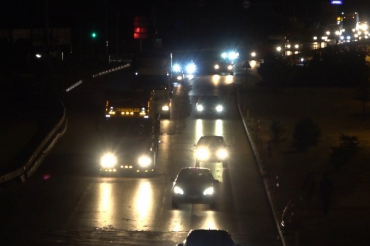 43 ilin ge&ccedil;iş g&uuml;zergahında gece yarısı trafik yoğunluğu