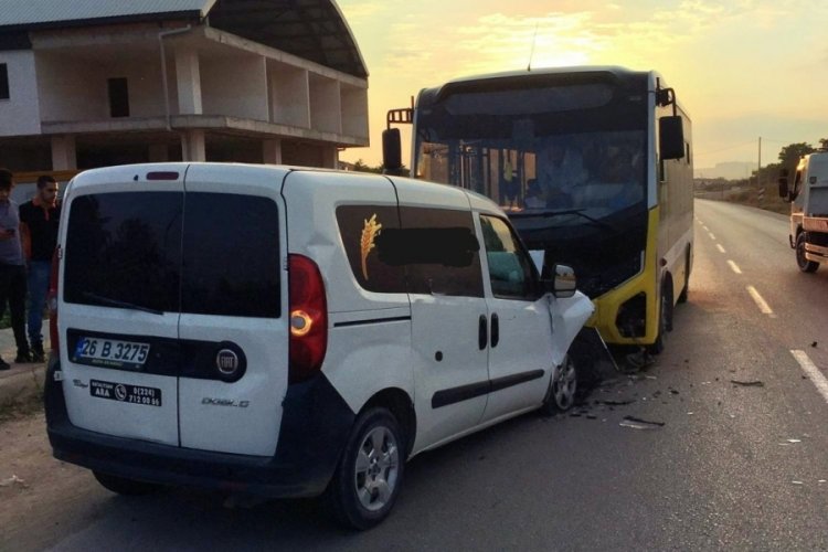 Bursa'da otob&uuml;s ile hafif ticari ara&ccedil; kafa kafaya &ccedil;arpıştı: 1 &ouml;l&uuml;