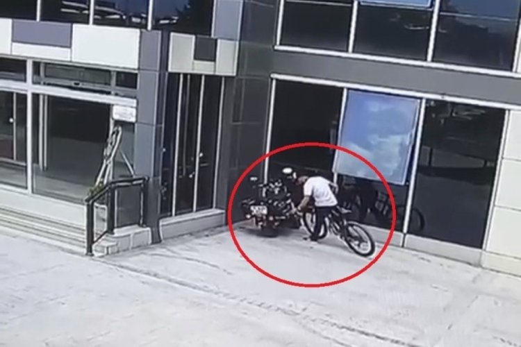 Bursa'da fark edildiğini anlayan hırsız, arkasına bakmadan ka&ccedil;tı