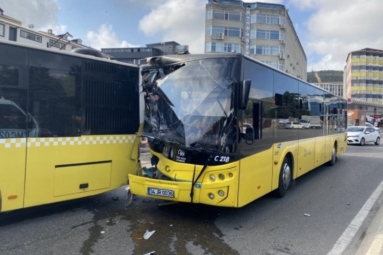 2 İETT otob&uuml;s&uuml; birbirine girdi