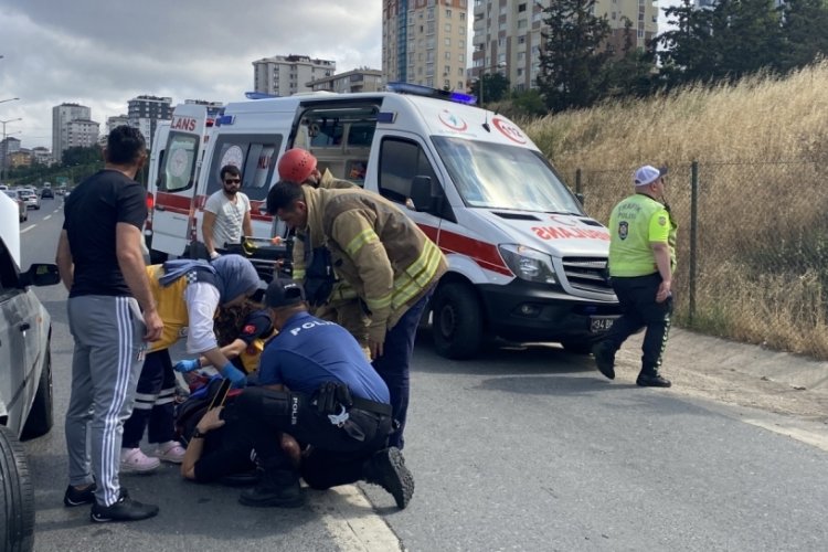 Bozulan aracı itekleyen 2 kişiye ara&ccedil; &ccedil;arptı: 3 yaralı