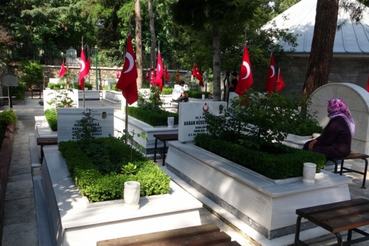 Bursa'da şehitlikte h&uuml;z&uuml;nl&uuml; bayram