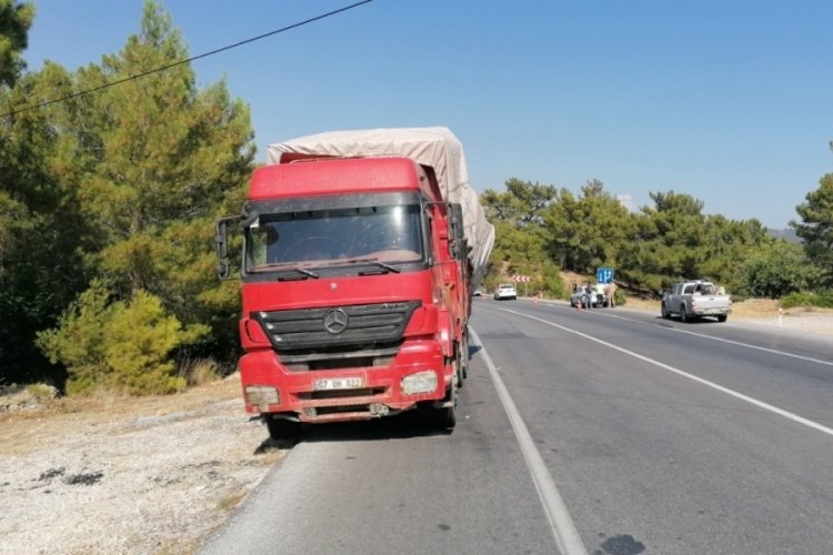 Alkoll&uuml; s&uuml;r&uuml;c&uuml; kamyonuyla karayolunu savaş alanına &ccedil;evirdi