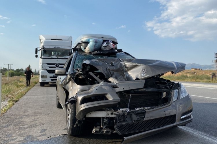 Gurbet&ccedil;inin kullandığı otomobil tıra &ccedil;arptı, otomobil hurdaya d&ouml;nd&uuml;