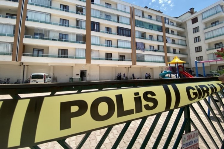İki g&uuml;n &ouml;nce evlendiği karısını bı&ccedil;aklayarak &ouml;ld&uuml;rd&uuml;