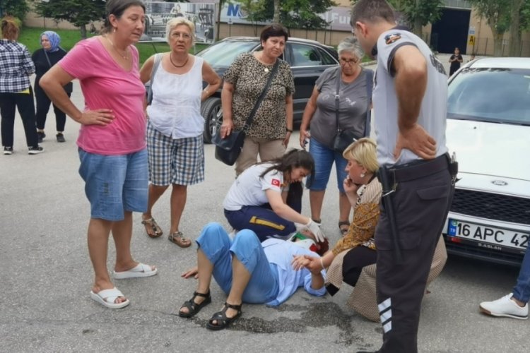 Bursa'da yaşlı kadına otomobil &ccedil;arptı
