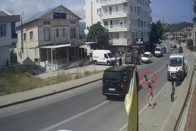 Yolun karşısına ge&ccedil;meye &ccedil;alışan &ccedil;ocuğa minib&uuml;s &ccedil;arptı