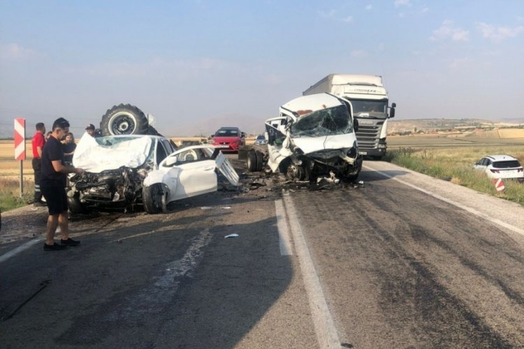 Bayram &ouml;ncesi feci kaza: 2 &ouml;l&uuml;, 1 yaralı