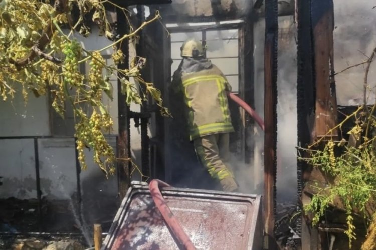 Bursa'da m&uuml;stakil evde &ccedil;ıkan yangın panik yarattı